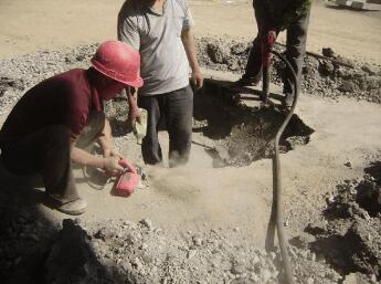 噴水濕潤(rùn)周邊土壤